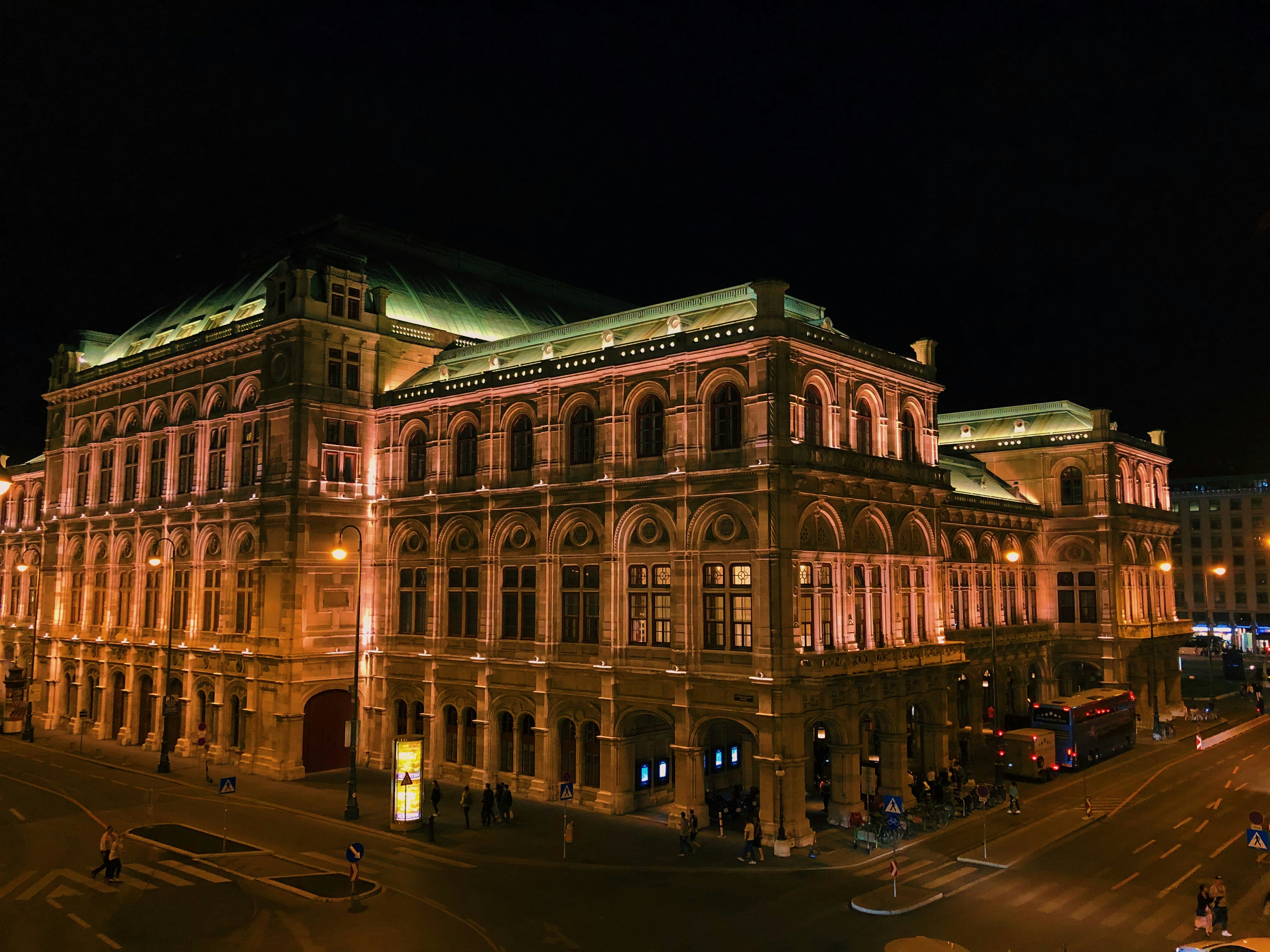 Ópera Estatal de Viena – teatro de ópera en la Ringstraße de noche