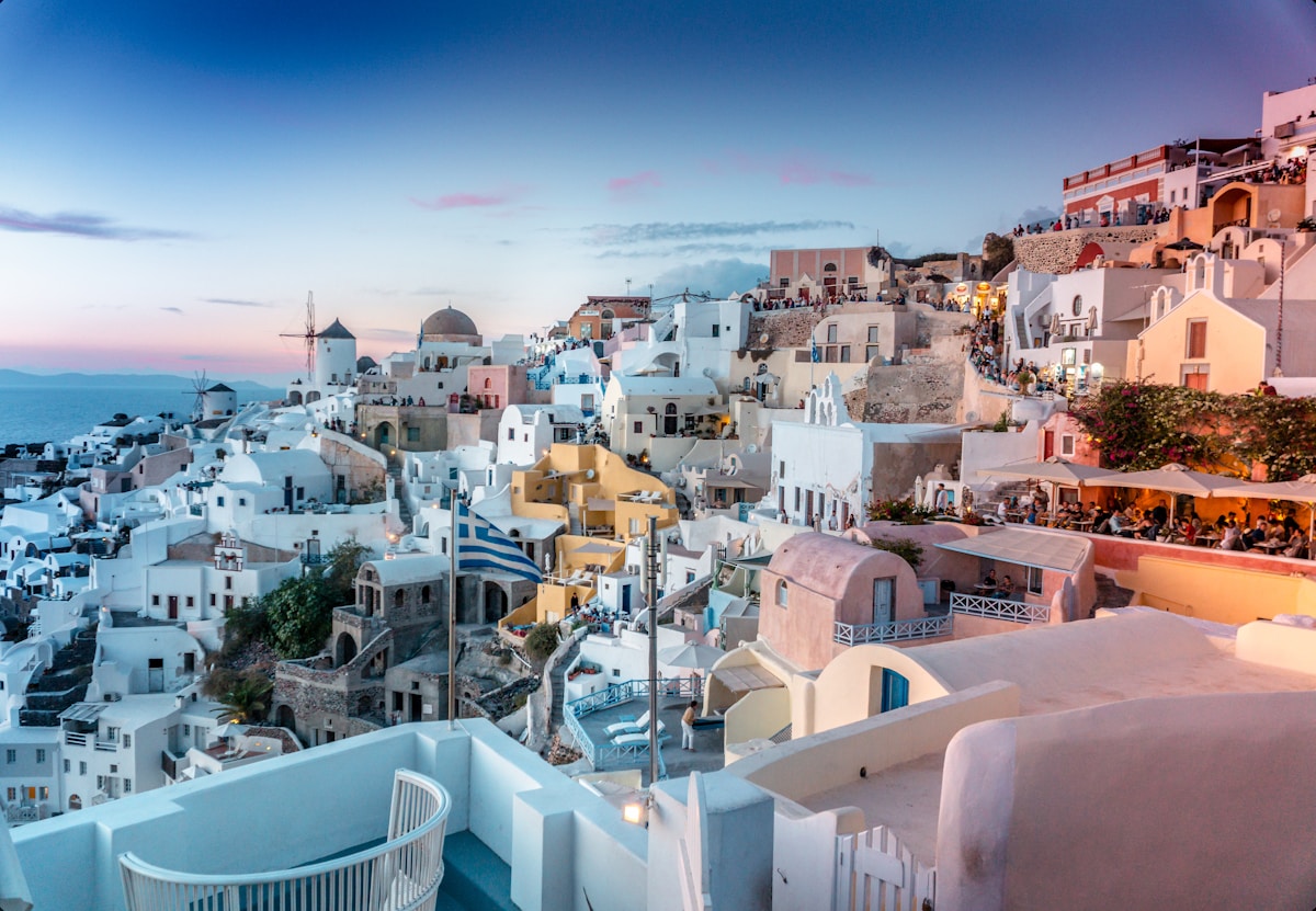 Santorini niebieskie kopuły nad kalderą – wakacje w Grecji