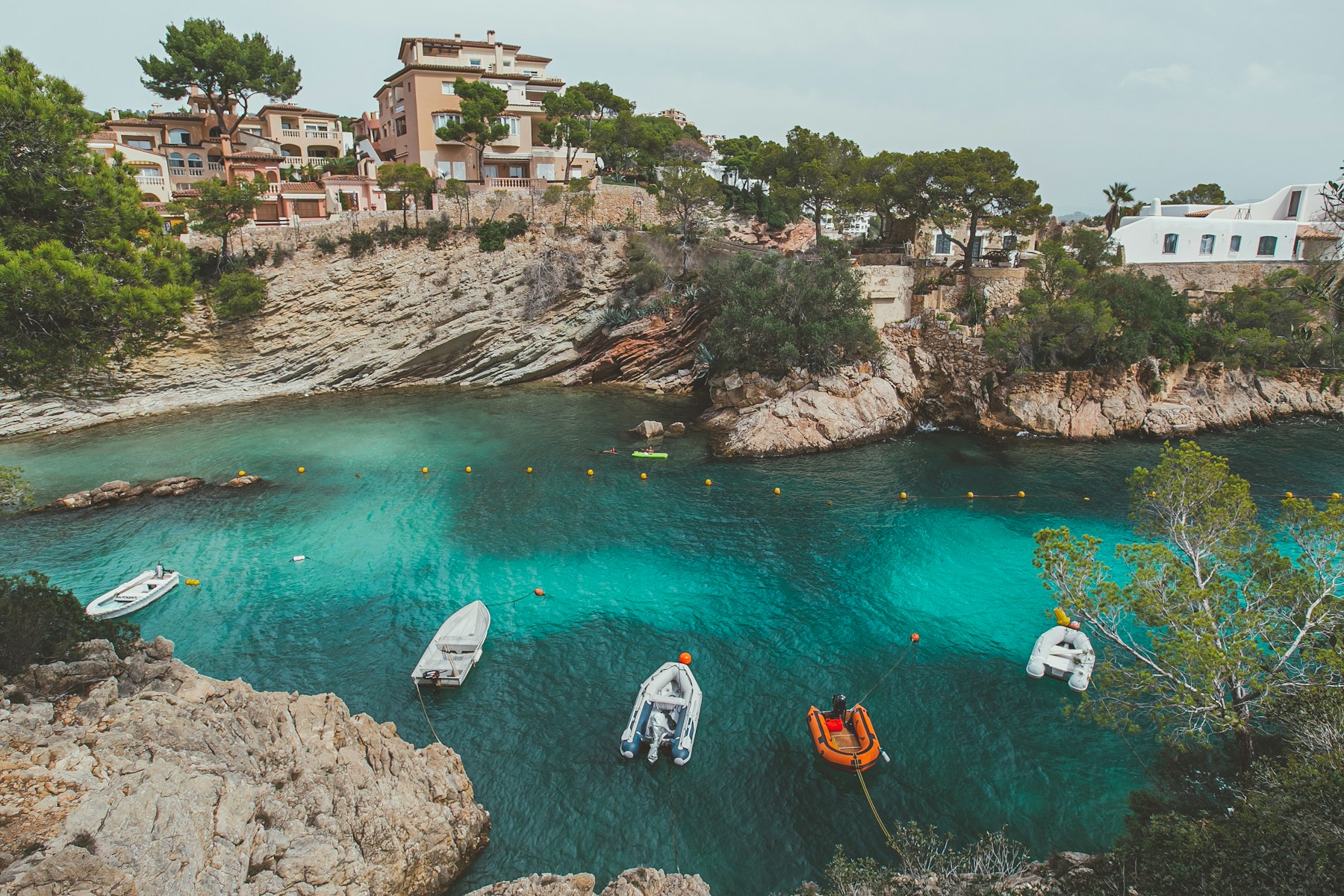 Majorque cala turquoise avec pins et maisons typiques
